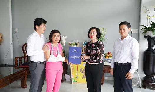 Bà Mai Hồng Quỳ - Hiệu trưởng Trường ĐH Hoa Sen  trao bằng tốt nghiệp cho phụ huynh sinh viên Võ Đại Hải Nguyên đã mất do tai nạn giao thông