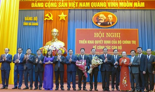 Lãnh đạo Ban Tổ chức Trung ương, Tỉnh ủy Hà Giang, Tỉnh ủy Hà Tĩnh chúc mừng ông Triệu Tài Vinh và ông Đặng Quốc Khánh.