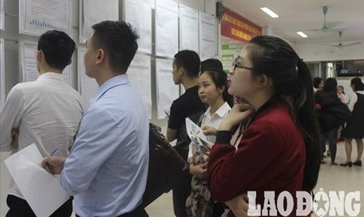 Người lao động tìm kiếm việc làm tại Trung tâm Dịch vụ việc làm Hà Nội. Ảnh PV.