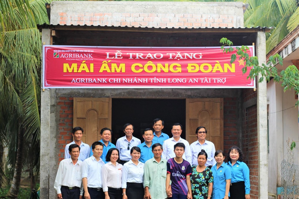 Trao nhà MÂCĐ cho anh Nguyễn Văn Cọt Anh.