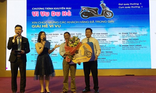 Khách hàng Trần Văn Định tại Nghệ An đã trúng thưởng xe máy từ chương trình Vi vu du hè. Ảnh: BV