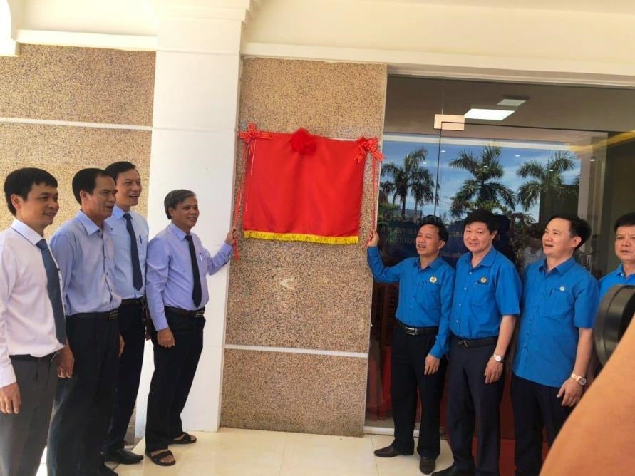 Lễ gắn biển công trình. Ảnh: CĐ