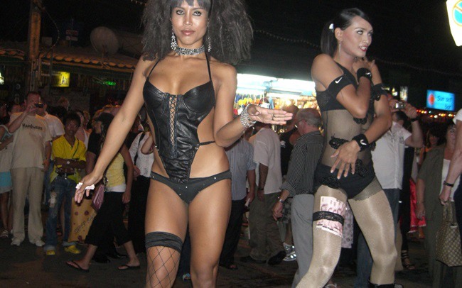 Trình diễn gợi dục trên đường phố Thái Lan. Ảnh: Big Beaver Diaries.