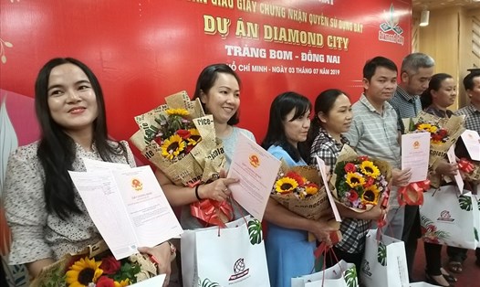 Khách vỡ òa hạnh phúc khi được Việt Hưng Phát trao sổ tại dự án Diamond City