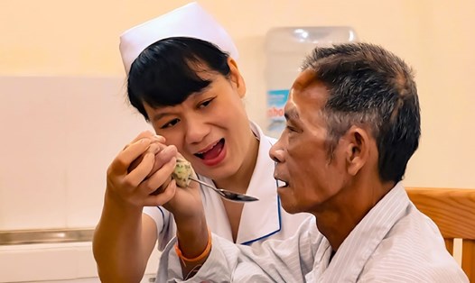Người bệnh được điều trị, chăm sóc tại Bệnh viện Bạch Mai. Ảnh: P.V