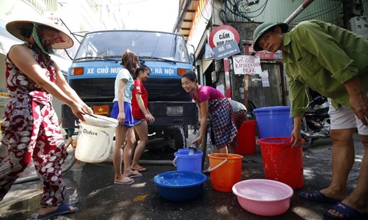 Trong cao điểm nắng nóng năm ngoái, tại khu vực phía nam Hà Nội như quận Hoàng Mai thường xuyên mất nước. Ảnh: T.Duy