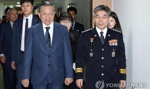 Ông Min Gap-ryong và Bộ trưởng Bộ Công an Việt Nam Tô Lâm. Ảnh: Yonhap.