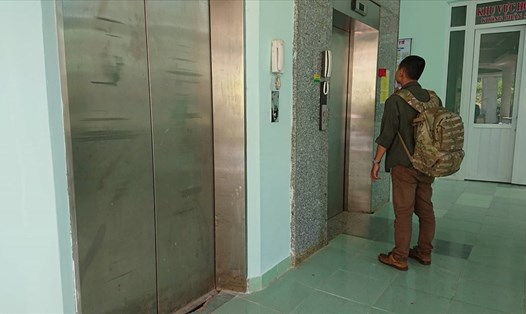 Nhiều hạng mục thi công tại dự án BVĐK tỉnh Đắk Nông bị xuống cấp trong đó có hệ thống thang máy.  Ảnh chụp vào năm 2018 của HL.