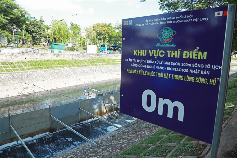 Hiện khu vực thí điểm xử lý bùn tiếp tục được bơm nước vào để theo dõi.