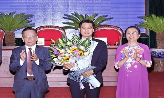 Tân Chủ tịch UBND tỉnh Sơn La Hoàng Quốc Khánh (giữa). Ảnh: Báo Nhân dân