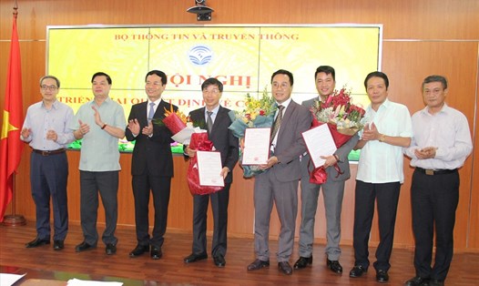 Bộ trưởng Nguyễn Mạnh Hùng và các đại biểu chúc mừng các cán bộ được bổ nhiệm. Ảnh: MIC