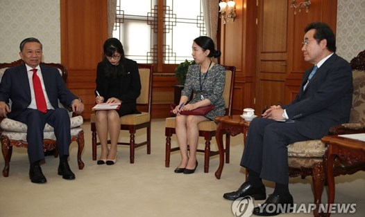 Thủ tướng Hàn Quốc Lee Nak-yon tiếp Bộ trưởng Công an Việt Nam Tô Lâm. Ảnh: Yonhap.