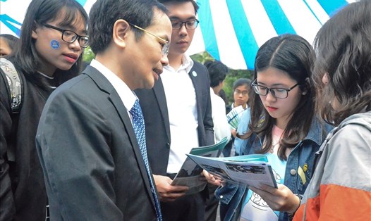 Đại diện Đại học Luật Hà Nội giải đáp các băn khoăn của thí sinh trong Ngày hội tư vấn tuyển sinh.