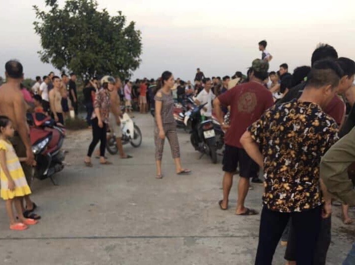 Nhiều người bàng hoàng khi biết tin 3 đứa trẻ bị đuối nước.