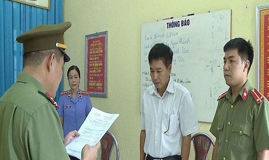 Đại diện cơ quan điều tra đọc lệnh khởi tố ông Trần Xuân Yến. (Ảnh do công an cung cấp)
