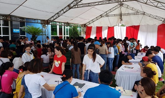 Hàng trăm công nhân khu công nghiệp Lương Sơn (Hòa Bình) đăng ký tham gia hiến máu tình nguyện. Ảnh: Tuấn Anh