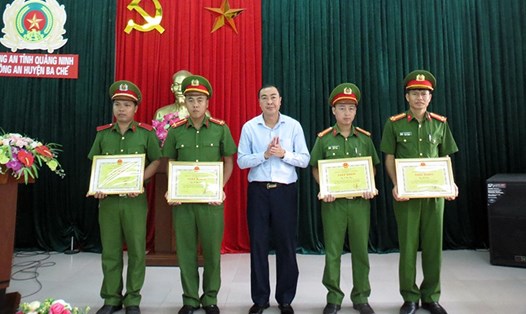 Lãnh đạo huyện Ba Chẽ (Quảng Ninh) khen thưởng đội phá án. Ảnh: Bình Minh