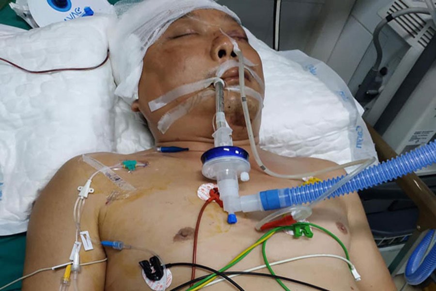 Thầy Nguyễn Trung Kiên vẫn đang được điều trị tại khoa Cấp cứu, Bệnh viện Việt Đức (Hà Nội). Ảnh: HL