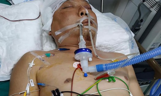 Thầy Nguyễn Trung Kiên vẫn đang được điều trị tại khoa Cấp cứu, Bệnh viện Việt Đức (Hà Nội). Ảnh: HL