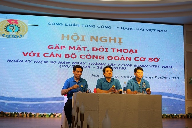 Lãnh đạo Công đoàn Tổng Công ty Hàng hải Việt Nam trực tiếp đối thoại với các cán bộ công đoàn cơ sở. Ảnh: D.L