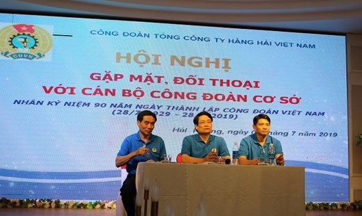 Lãnh đạo Công đoàn Tổng Công ty Hàng hải Việt Nam trực tiếp đối thoại với các cán bộ công đoàn cơ sở. Ảnh: D.L