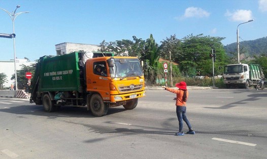 Người dân chặn xe rác vì không đồng thuận việc xây dựng khu xử lý chất thải rắn tại Khánh Sơn. Ảnh: VQ