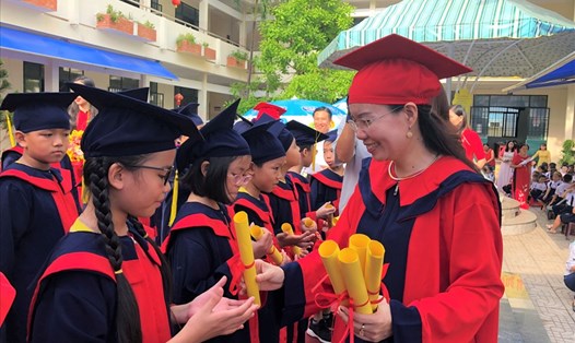 Cô Vũ Thị Việt Hoa, Hiệu trưởng Trường Tiểu học Quang Trung, TP.Vũng Tàu có nhiều tìm tòi sáng tạo trong đổi mới phương pháp giáo dục ở địa phương.