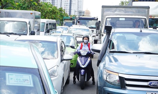 Xe máy, ôtô, xe đầu kéo container chen chúc trên đường Mai Chí Thọ.  Ảnh: Minh Quân