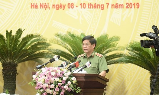 Giám đốc Công an TP Hà Nội Đoàn Duy Khương trả lời chất vấn về vấn đề xử lý xe dù bến cóc. Ảnh: Phạm Hùng.