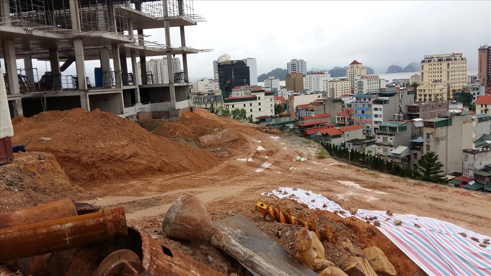 Những quả đồi xanh bị băm nát lấy đất cho các dự án bất động sản. Ảnh: Nguyễn Hùng