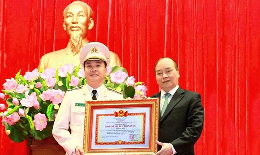 Trung tá Phạm Đức Dũng vinh dự đón nhận Danh hiệu Chiến sĩ Thi đua Toàn quốc từ Thủ tướng Chính phủ Nguyễn Xuân Phúc.