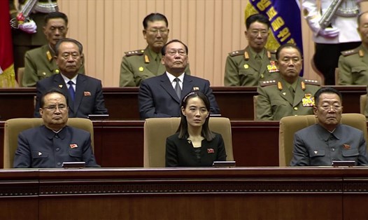 Bà Kim Yo-jong là người duy nhất ở hàng ghế đầu không phải là uỷ viên Bộ Chính trị hoặc thành viên nội các, và điều này là chưa từng có tiền lệ. Ảnh: Yonhap