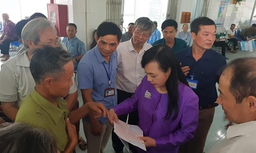 Bộ trưởng Bộ Y tế thăm hỏi người bệnh tại BVĐK tỉnh Hà Nam. Ảnh: BYT