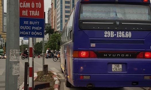 Một xe khách cố tình đi vào làn buýt nhanh BRT tại nút Giảng Võ - Đê La Thành. Ảnh: Q.Hiệu