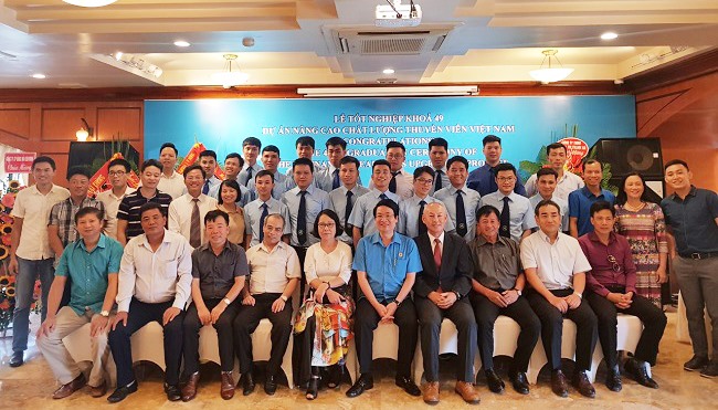 Các học viên chụp ảnh lưu niệm với Ban quản lý dự án. Ảnh: H.H