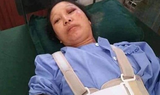 Chị Sếnh đang phải điều trị tại bệnh viện huyện.