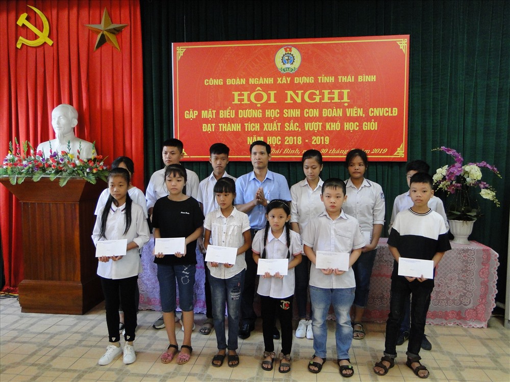 Đồng chí Đào Ngọc Duấn - Chủ tịch CĐ ngành trao quà cho các cháu học giỏi vượt khó. Ảnh: Bá Mạnh