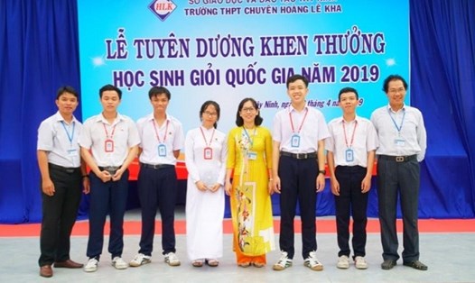 Thí sinh Lê Quang Kỳ (thứ 3 từ trái sang) là học sinh giỏi Quốc gia môn Tin học suýt rớt tốt nghiệp THPT. Ảnh: THPT chuyên Hoàng Lê Kha.