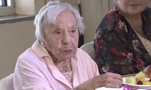 Cụ bà Louise Signore trong tiệc sinh nhật lần thứ 107 của mình. Ảnh: WCBS.