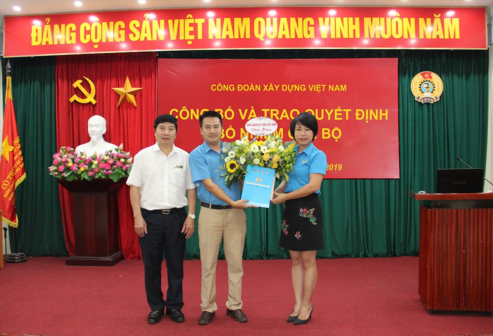 Đại diện lãnh đạo Công đoàn Xây dựng Việt Nam chụp ảnh lưu niệm với đồng chí Lê Hồng Phong.