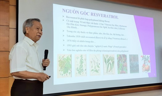 GS.TS Đào Văn Phan chia sẻ về ứng dụng hoạt chất mới Resveratrol trong điều trị ung bướu. Ảnh: H.Giang