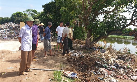 Huyện Phù Cừ đang kiểm tra, xác minh thông tin người dân "tố" Chủ tịch xã chỉ đạo chôn rác ở thân đê làm ô nhiễm nước. Ảnh: Phạm Đông