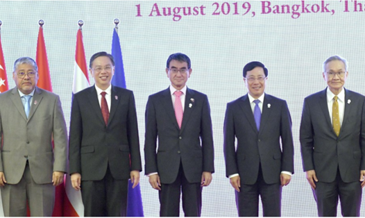 Ngoại trưởng Nhật Bản (đứng giữa) chia sẻ quan ngại của ASEAN về Biển Đông. Ảnh: Kyodo.