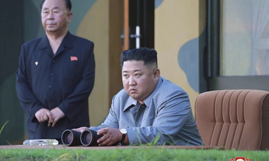 Chủ tịch Triều Tiên Kim Jong-un theo dõi một vụ phóng tên lửa. Ảnh: AP.