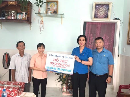 Chủ tịch Công đoàn Y tế Việt Nam Phạm Thanh Bình trao hỗ trợ sửa chữa nhà “Mái ấm Công đoàn” cho gia đình chị Lâm Thị Lệ Thấm.