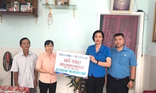 Chủ tịch Công đoàn Y tế Việt Nam Phạm Thanh Bình trao hỗ trợ sửa chữa nhà “Mái ấm Công đoàn” cho gia đình chị Lâm Thị Lệ Thấm.