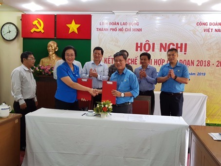 Lãnh đạo hai đơn vị cùng trao bản quy chế phối hợp.