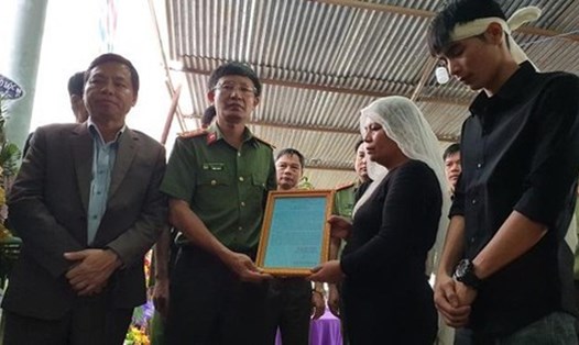 Trao thư thăm hỏi của Thứ trưởng Nguyễn Văn Sơn cho gia đình tang quyến. Ảnh: K.P