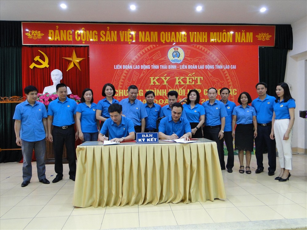 Lãnh đạo hai Thái Bình, Lào Cai ký kết chương trình phối hợp hoạt động công đoàn. Ảnh: Bá Mạnh
