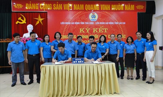 Lãnh đạo hai Thái Bình, Lào Cai ký kết chương trình phối hợp hoạt động công đoàn. Ảnh: Bá Mạnh